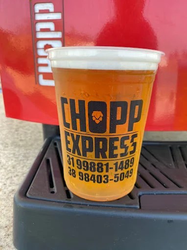 Copo de chopp gelado da Chopp Express sobre a chopeira